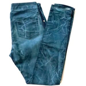 Mid-rise Nikki Ankle Jeans styled in blue w/white tie dye